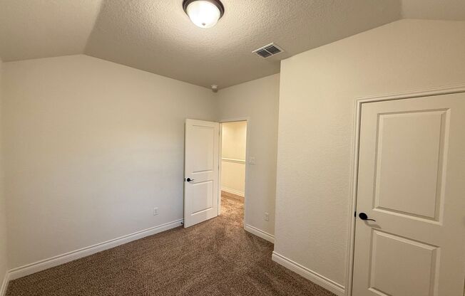 3 beds, 2.5 baths, $1,525, Unit 337 Untermaier St