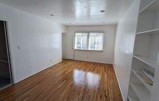 Spacious & Bright, Upstairs ~ 1 Bedroom / 1 Bathroom!