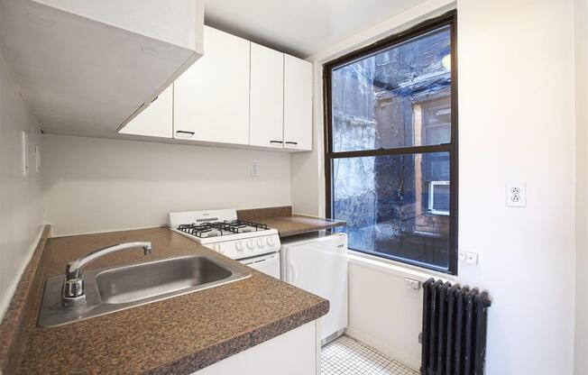 18 Cornelia St #10