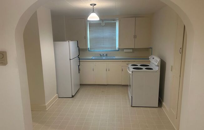 2 beds, 1 bath, $1,395, Unit 1458 - 7  Main house 2 bed