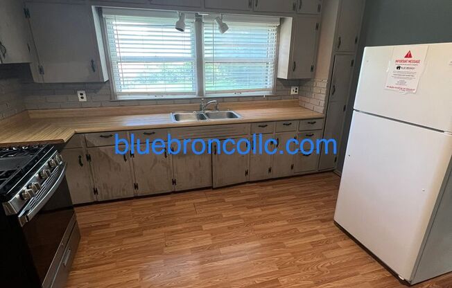 3 beds, 1 bath, $1,099