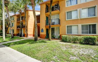 Updated 2 Bed, 2 Bath 1st Floor Condo with Garden Views in Lakes of Jacaranda, Plantation