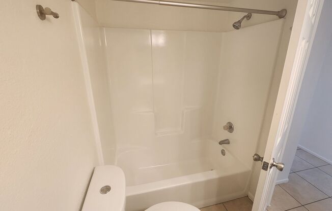 2 beds, 1 bath, 950 sqft, $1,225, Unit 105