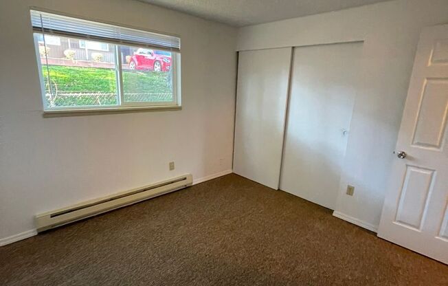 2 beds, 1 bath, 850 sqft, $1,749, Unit B-24