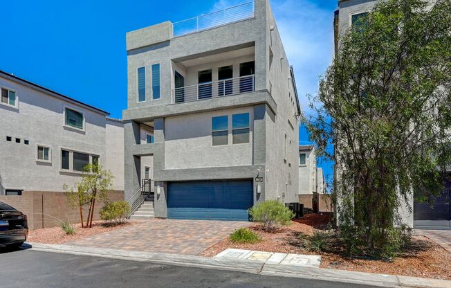 3 Story Home with Rooftop Deck - Luxury Living!