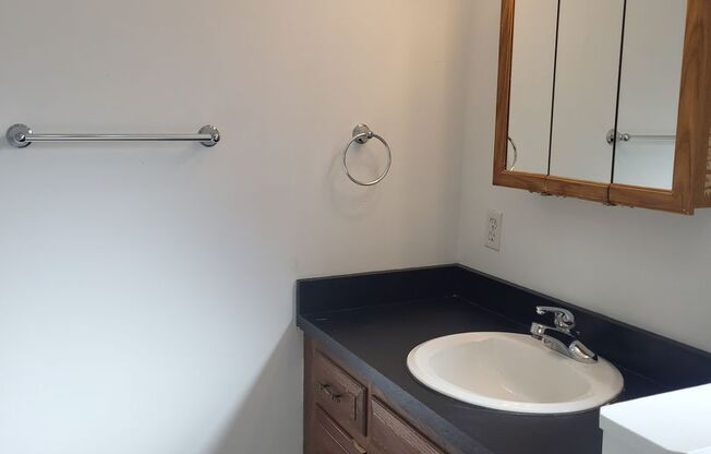 2 beds, 1 bath, $1,250, Unit Unit 2