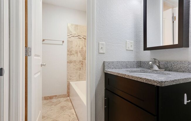 2 beds, 1 bath, 825 sqft, $1,015, Unit 3902 #01