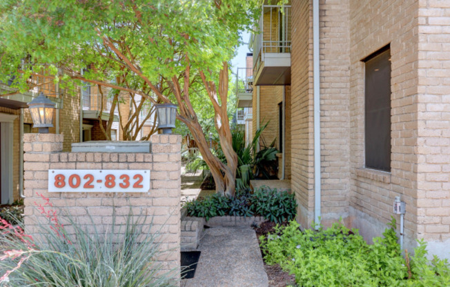802 BANISTER LN