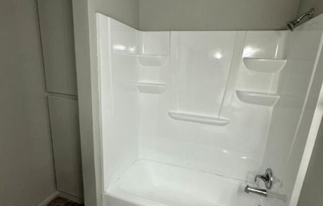2 beds, 1 bath, 864 sqft, $1,195, Unit Unit 13