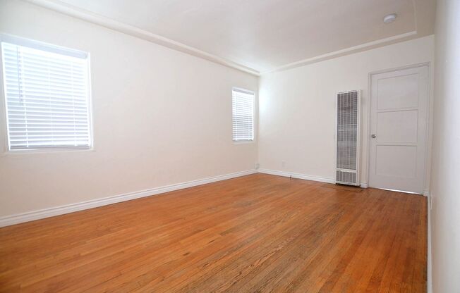 1Bd/1Ba Home, large back yard. 1 Car garage.