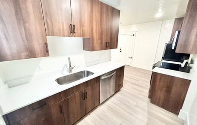 Studio, 1 bath, 425 sqft, $1,149, Unit 04