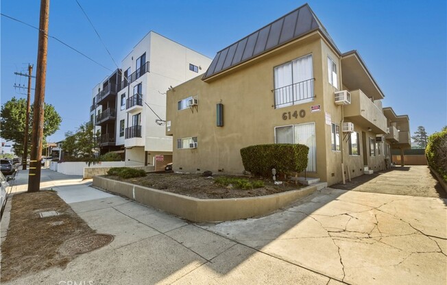 6140 WHITSETT AVE