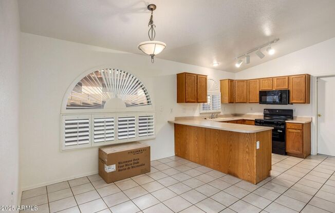 AVAILABLE NOW IN GREAT AVONDALE LOCATION!!!