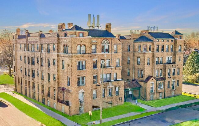 2 beds, 1 bath, 770 sqft, $1,313, Unit 402