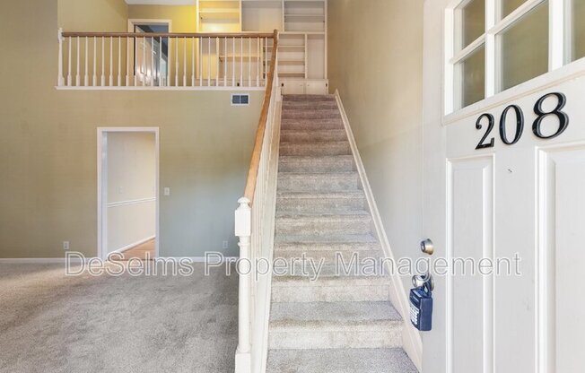 208 COTTAGE PL