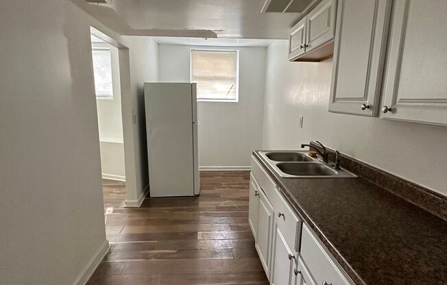 1 bed, 1 bath, $750, Unit B2