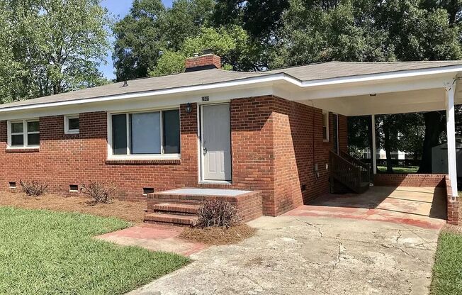 Ranch style 3 bedroom1.5 bath home off S. Tryon St.
