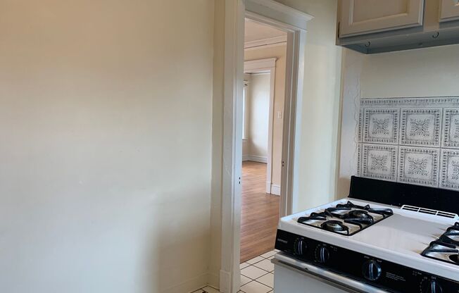 2 beds, 1 bath, $1,300, Unit 6