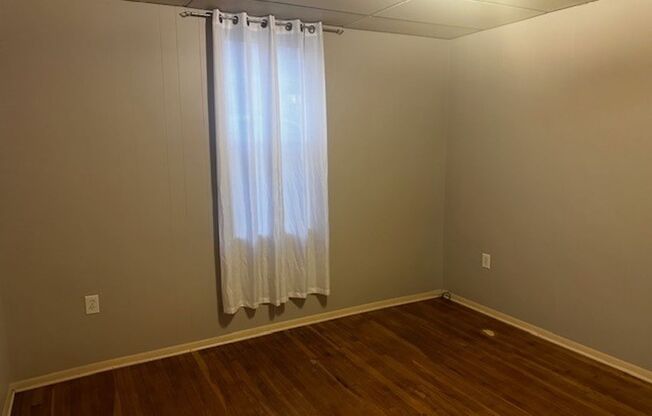 2 beds, 1 bath, $1,350, Unit 50