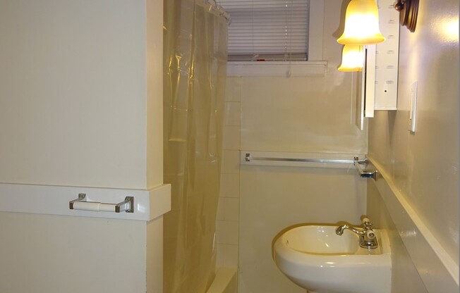 2 beds, 1 bath, 855 sqft, $1,200, Unit B2
