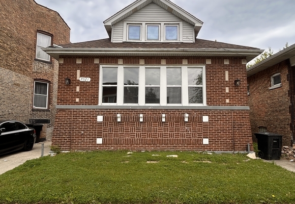 7021 S Woodlawn
