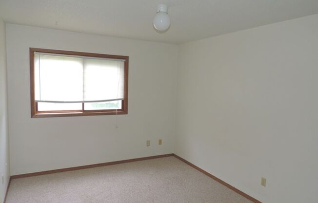 2 beds, 1 bath, $1,100