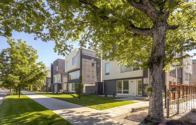 City View Haven: Modern 2-Bed Townhome in LoHi/Highlands Square!!!