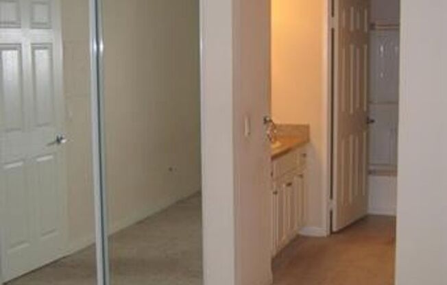 Stunning 1+1 with open floor plan in The Met