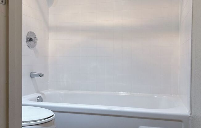 2 beds, 1 bath, 861 sqft, $1,695, Unit 90