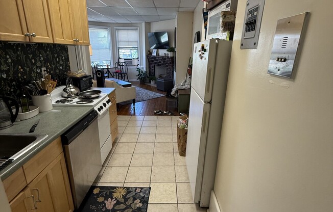 2 beds, 1 bath, $3,600, Unit 32