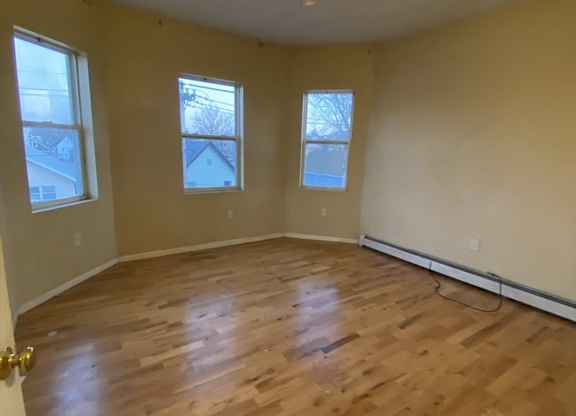 3 beds, 1 bath, $3,050, Unit 1