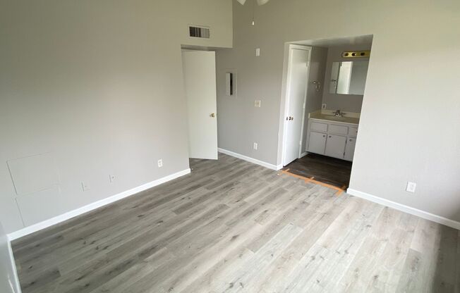 $500 off 2nd Months Rent for this 3 Bedroom 2.5 Townhouse with Brand New Kitchen, Paint and Flooring!