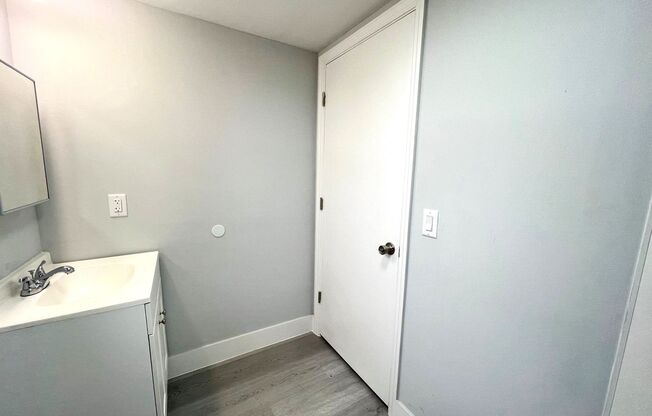 3 beds, 1 bath, 880 sqft, $2,300, Unit 5200-12
