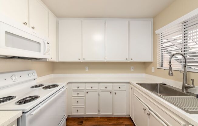 1 bed, 1 bath, 555 sqft, $1,795, Unit 36