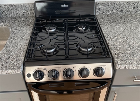 2 beds, 1 bath, $2,250, Unit 601