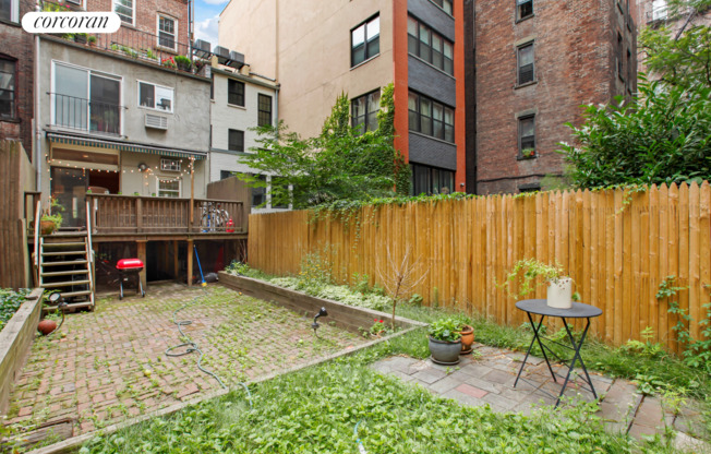 251 W 21 ST