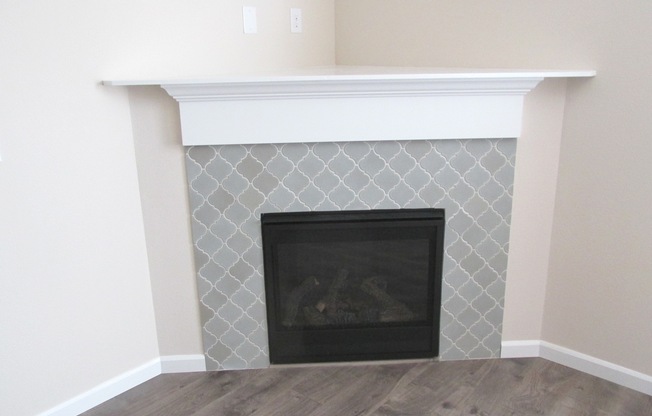 Like New, 4 Br 2.5 bth + Bonus Room 21 x 18, quartz countertops, SS Appliances,  fenced yard, walk to park!