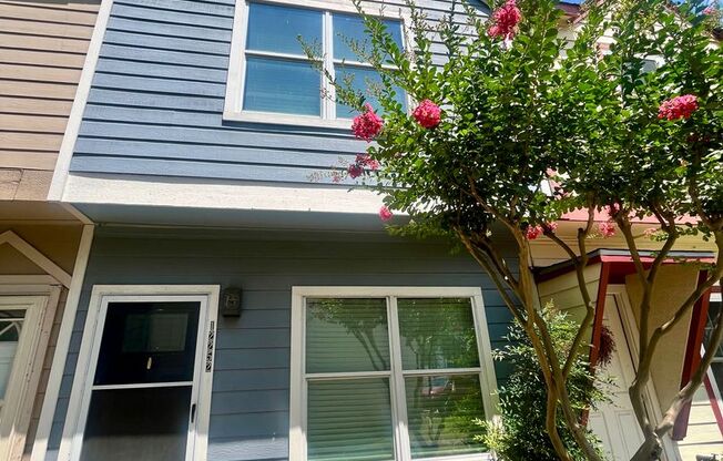 2 Bedroom/2.5 Bath Townhome! Close to Major Hwys: 281-1604-410