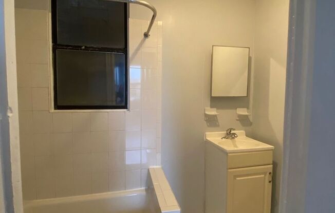 1 bed, 1 bath, $1,600, Unit 14