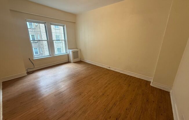 1 bed, 1 bath, 769 sqft, $1,475, Unit Old King Edward 44