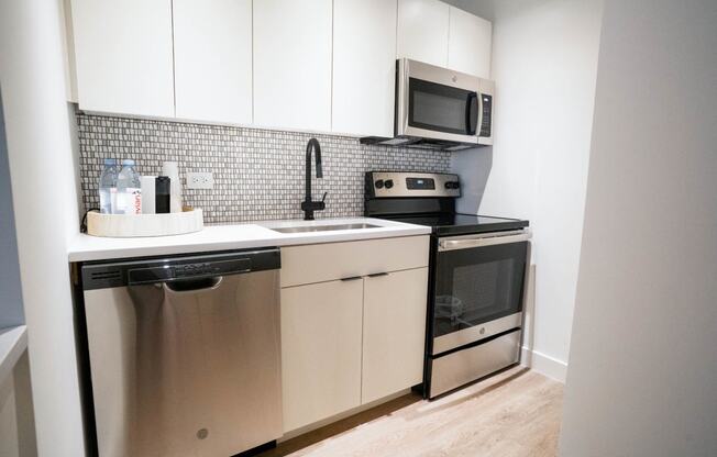 Modern Kitchen With White Cabinet at 21 E Chestnut, Chicago, 60611