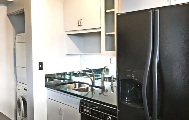 Historic Highland Plaza Efficiency / Studio Apartment!