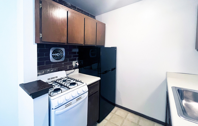 Classic 1 Bed / 1 Bath - 700 SF - Kitchen