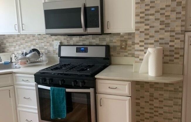 2 beds, 1 bath, $1,650