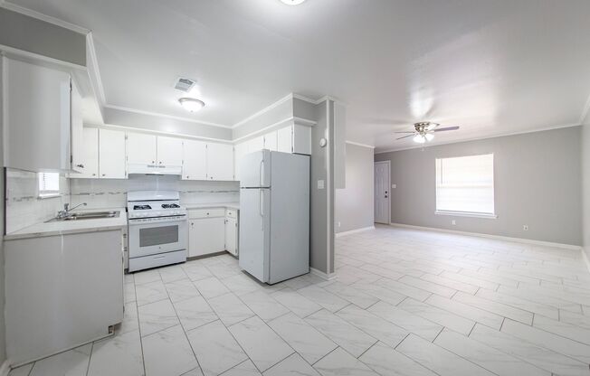 3 beds, 2 baths, $1,100, Unit 10