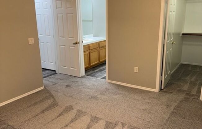 2 beds, 2 baths, $1,400, Unit Unit 2127, Bldg 32