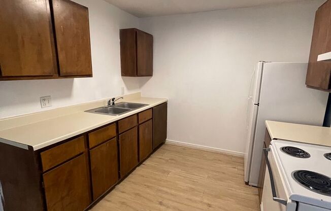 1 bed, 1 bath, 615 sqft, $650, Unit 27