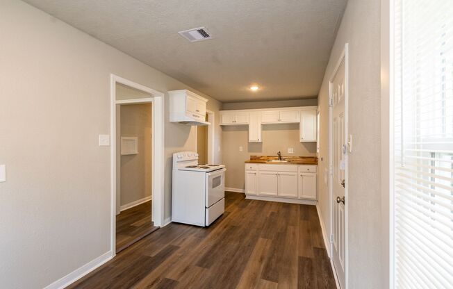 2 beds, 1 bath, 800 sqft, $897, Unit 2556