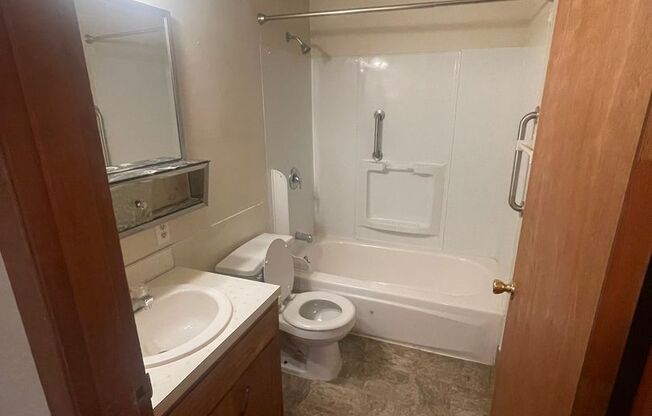 2 beds, 1 bath, $1,090