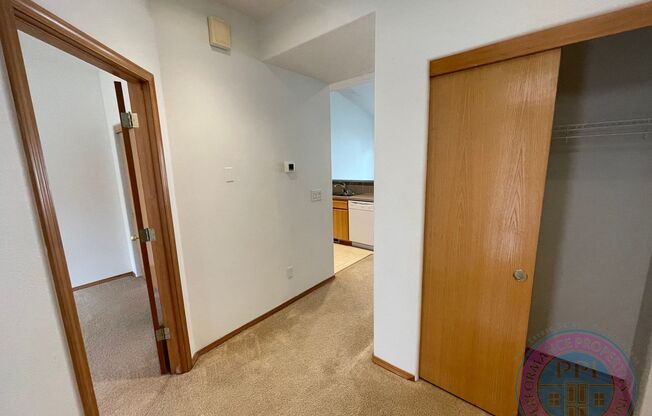 Sunnyside Townhome Close to Restaurants  & Shopping !  Central AC  & Pet Friendly !